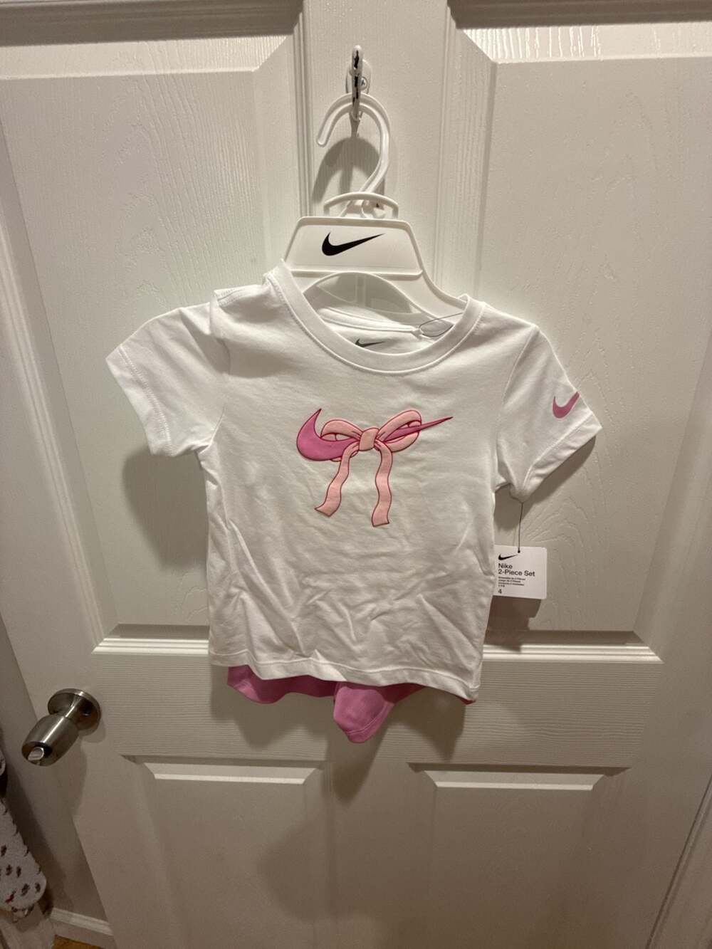 Nike Girls Swoosh Ribbon Graphic T-Shirt and Shorts 2-Piece Set minor blemishes - Picture 1 of 8